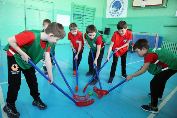  Комплекты для игры во флорбол передали 12 школам Иркутского района 